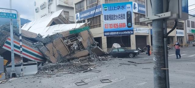 台湾地震：6.9级地震后火车出轨建筑物倒塌