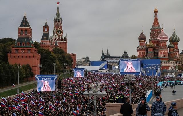 普京举行音乐会，庆祝乌克兰四个地区的占领，高呼三声万岁