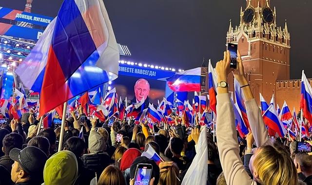 普京举行音乐会，庆祝乌克兰四个地区的占领，高呼三声万岁
