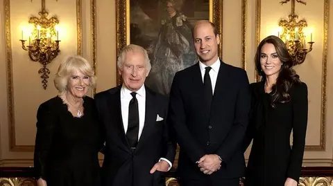 查尔斯国王及其家人的新官方肖像，其中包括三位威尔士亲王