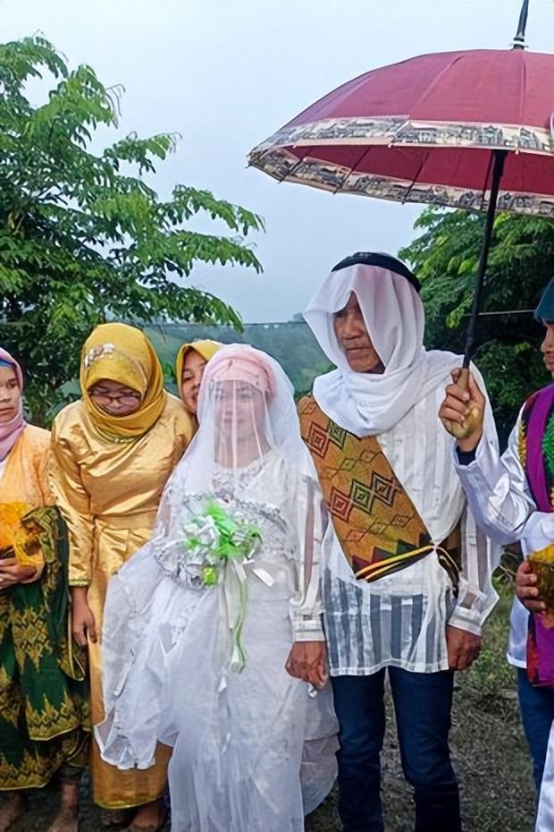 菲律宾一名 78 岁的男子与一名 18 岁的男子结婚