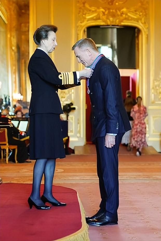 已故女王的女儿安妮将荣誉勋章戴在了丹尼尔克雷格脖子