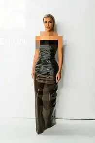 金和 Khloe·卡戴珊 在 CFDA 颁奖典礼上穿着紧身连衣裙展示缩小曲线
