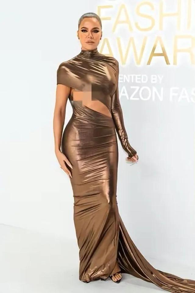 金和 Khloe·卡戴珊 在 CFDA 颁奖典礼上穿着紧身连衣裙展示缩小曲线