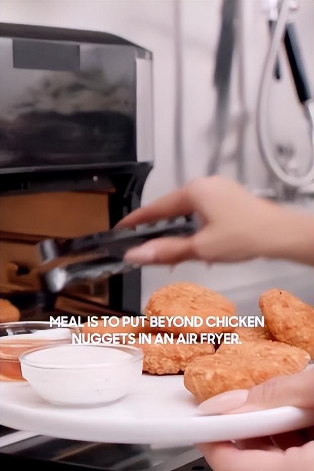 金卡戴珊被指控在新的鸡块广告中“假装做饭”