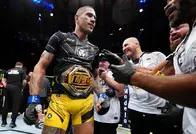 亚历克斯·佩雷拉 KO 以色列·阿德萨尼亚赢得 UFC 281 中量级冠军