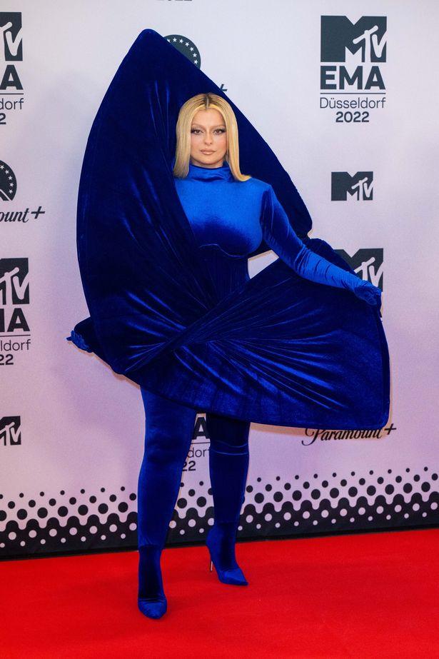 MTV EMA 2022 最热门造型——无胸罩、“裸装”和乳胶迷你裙等.