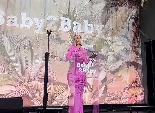 金·卡戴珊 身穿粉红色礼服，Baby2Baby 联欢晚会上炫耀她的娇小身材