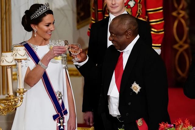 凯特在国宴上戴着戴安娜王妃的情人结头饰，一身白色令人惊艳