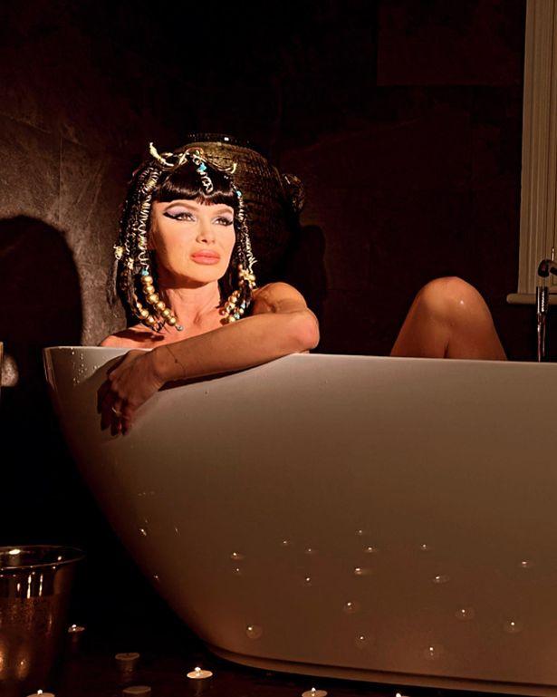 51 岁的阿曼达·霍尔登 在浴缸里全方位展示婀娜多姿身材 粉丝们惊呼