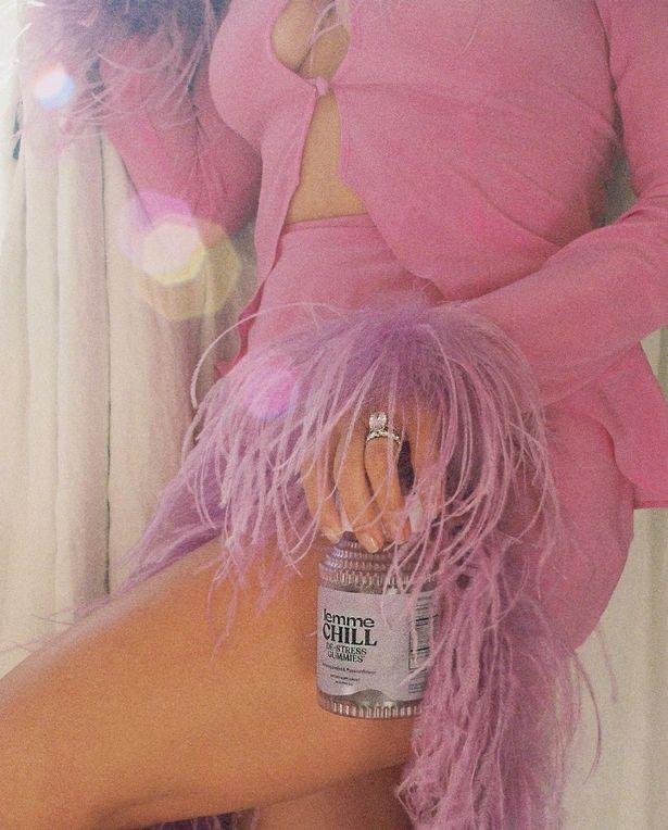 考特尼·卡戴珊 (Kourtney Kardashian) 穿上深紫色上衣 展现沙漏曲线