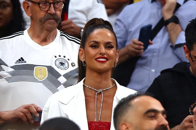 德国球星的性狂女友穿着连身衣和红色小文胸在世界杯上大放异彩