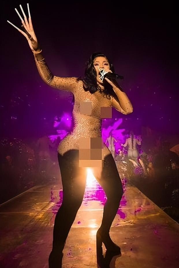 Cardi B 在迈阿密的演出中穿着纯金色紧身衣展示令人羡慕的身材