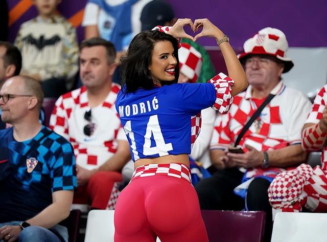 前克罗地亚小姐在世界杯对阵摩洛哥之前炫耀紧身莱卡的蜜桃臀