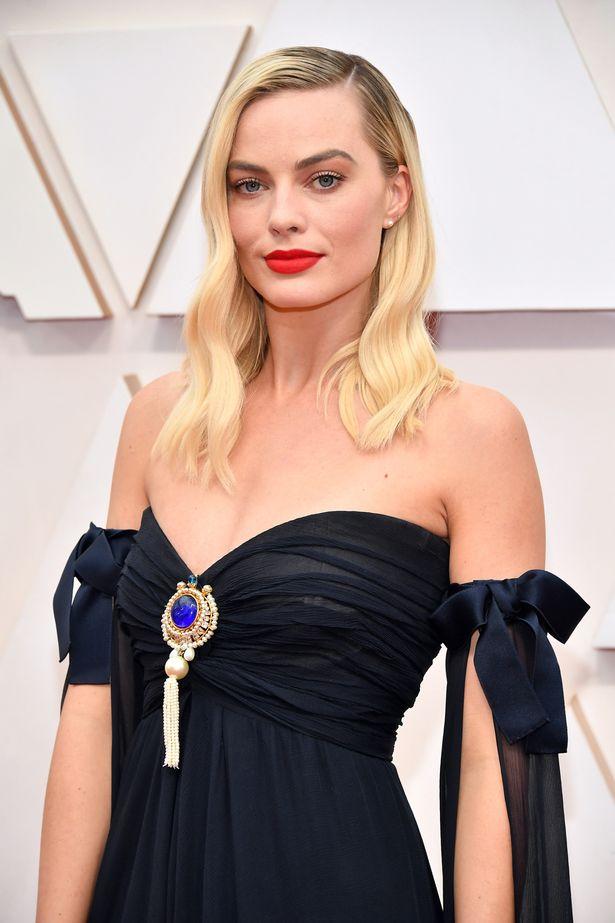 玛格特·罗比 (Margot Robbie) 在衣橱出现故障后因礼服折断而脸红了