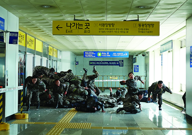 这部15禁的韩国丧尸题材灾难电影，将人性的弱点展露无遗