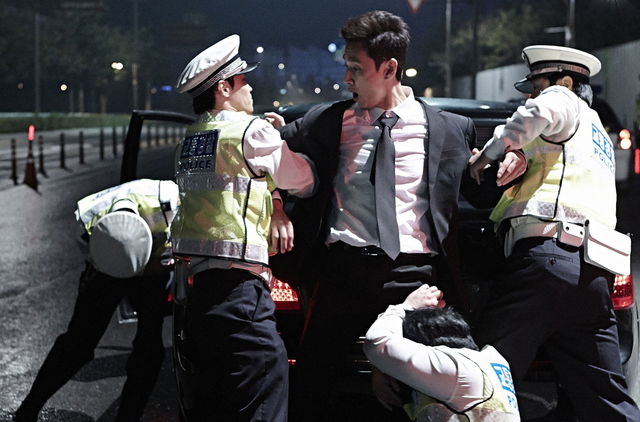 这部韩国惊悚犯罪动作片，看上头了，十万人打出8.0分